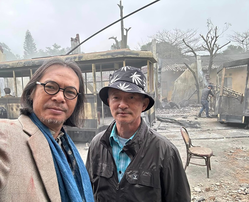 Trần Lực chia sẻ hình ảnh bên đạo diễn của phim - Phi Tiến Sơn.