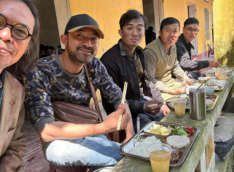 Hình ảnh bữa cơm trưa của đoàn làm phim. “Đi phim nhanh lên kí nhất vì toàn ăn đúng giờ, làm việc đói nên ăn ngon miệng. Suất ăn đầy như cơm thợ cày”, Trần Lực chia sẻ.