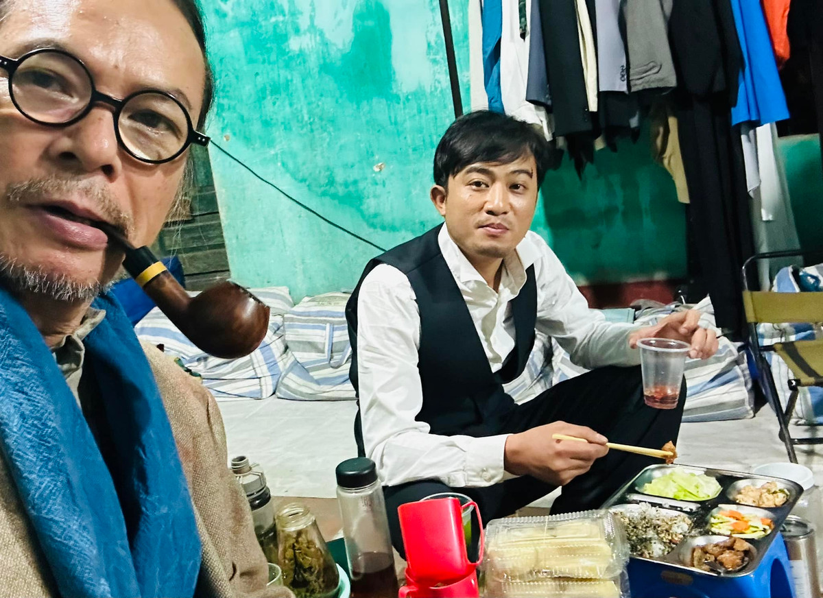 Nghệ sĩ Trần Lực cũng ghi lại nhiều hình ảnh hậu trường phim Đào, phở và piano.