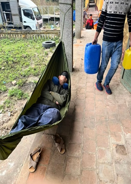 Anh chia sẻ: "Đi quay thì tiện đâu, bạ đâu thì ngủ đấy thôi. Anh em ai cũng như ai. Tranh thủ chợp mắt chứ đôi khi đang ngủ nghe hiệu lệnh: “Đam ơi ra quay” là lại bật dậy nên lăn lóc như này là tiện nhất. Mỗi tội là đôi khi bị chụp trộm làm bằng chứng vì lẻn trèo lên võng người khác nằm nhờ".