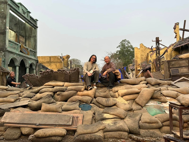 "Giai đoạn quay vất vả nhưng vui vô cùng. Nghỉ lúc nào là tếu táo trêu đùa như trẻ con", anh kể.