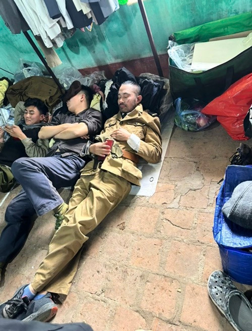 Các diễn viên phim Đào, phở và piano trong lúc chờ cảnh quay.