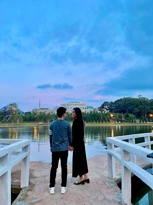 Cặp đôi vẫn ngọt ngào như ngày mới yêu.