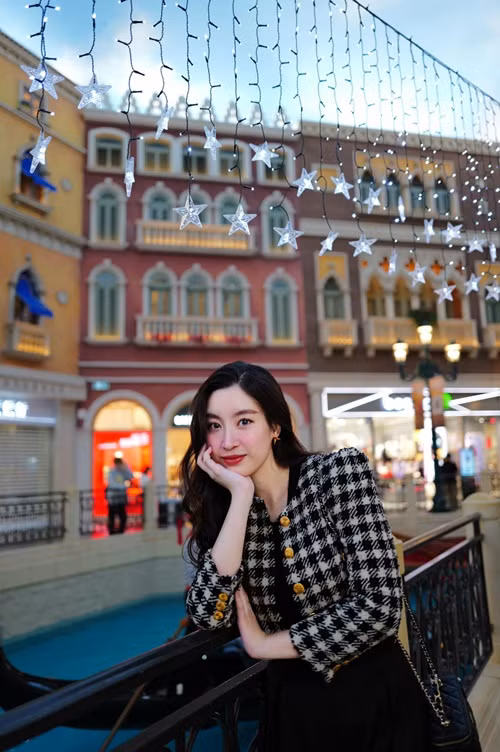 Người đẹp hiện tại phát triển kinh doanh thương hiệu thời trang riêng, hỗ trợ các hoạt động của doanh nghiệp nhà chồng.