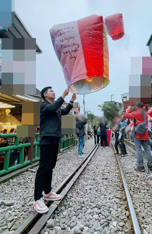 Chồng Mỹ Linh chia sẻ: "Sinh nhật đặc biệt ở 1 nơi xa với những khoảnh khắc ý nghĩa cùng người quan trọng vậy là đủ cho năm nay. Mong rằng những lời ước sẽ cùng chiếc đèn lồng biến thành hiện thực để hướng tới những thử thách tiếp theo trong cuộc sống".