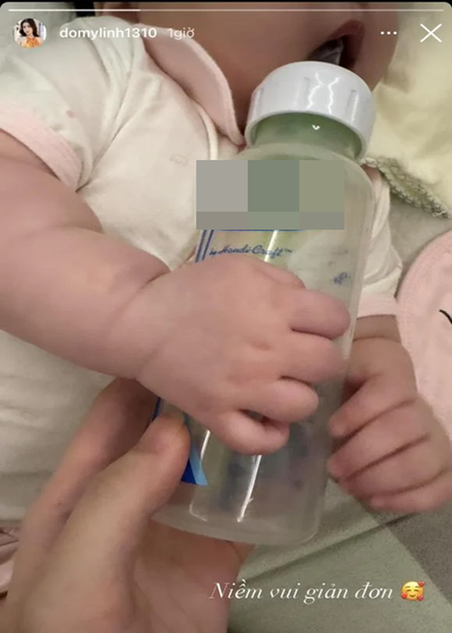 Vợ chồng Mỹ Linh giấu mặt con gái đầu lòng.