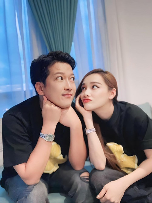 Chồng Nhã Phương cũng giỏi kiếm tiền. Anh hoạt động nghệ thuật, làm Youtube, kinh doanh.