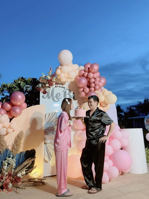 Trường Giang đưa hết tiền cho Nhã Phương, luôn quan tâm đến vợ.