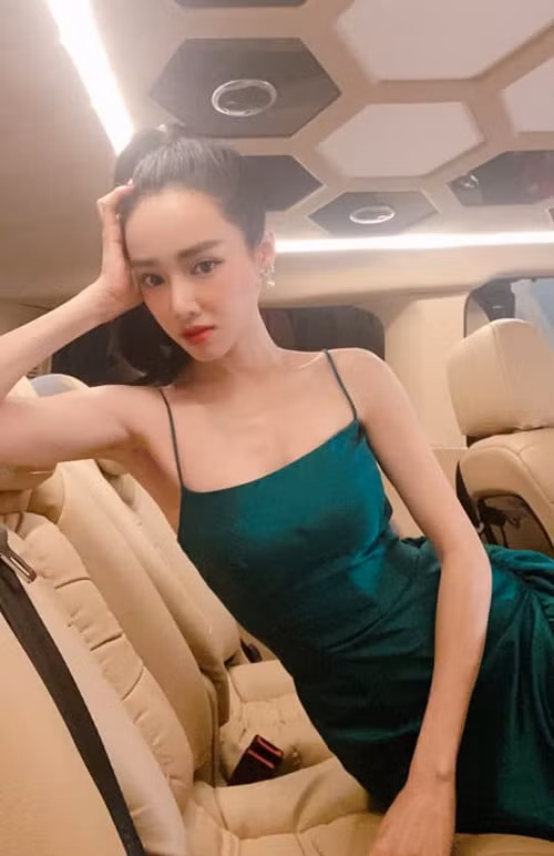 Nhã Phương có nhiều nguồn thu nhập. Ngoài hoạt động nghệ thuật, cô còn kinh doanh nhà hàng cùng chồng.