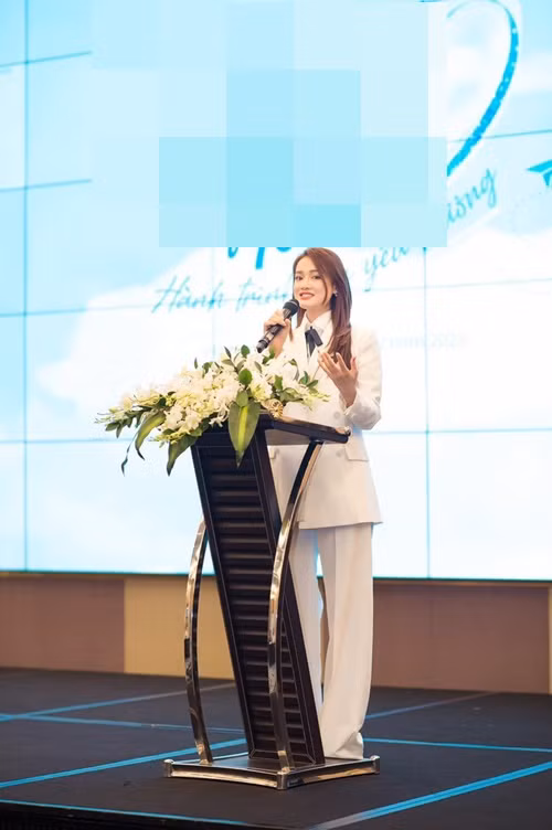 Tháng 12/2020, Nhã Phương lên chức Phó chủ tịch điều hành kiêm nhà đồng sáng lập một thương hiệu đồ dùng, mỹ phẩm dành cho mẹ và bé tại Việt Nam.