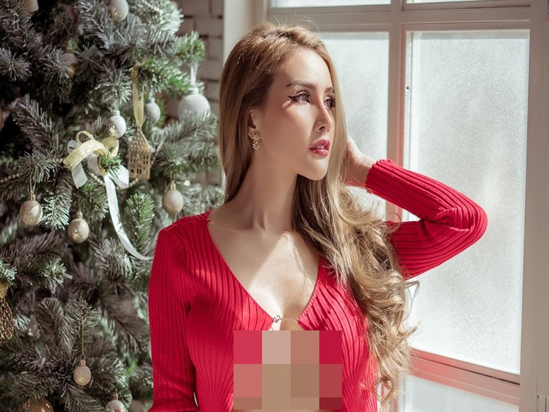 Người đẹp để ngực trần, diện áo croptop khiến nhiều người ngượng đỏ mặt.