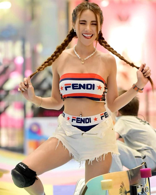 Thitikarn Srisap khá nổi tiếng tại Thái Lan. Trên mạng xã hội Instagram, cô có 470.000 người theo dõi.