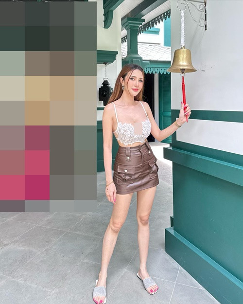 Hot girl người Thái Lan vô tư diện nội y nơi đông người.