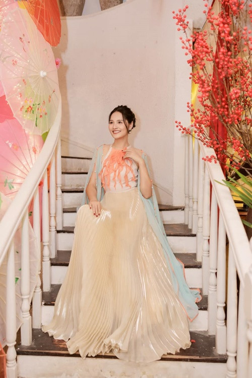 Gia đình Hương Giang chụp ảnh đón Tết sớm. "Trước mình lười chụp ảnh lắm, nhưng giờ đều mong ngóng chụp cùng gia đình để mỗi năm nhìn lại thấy mình đã ở bên nhau hạnh phúc và cùng lớn lên, trưởng thành như thế nào", cô chia sẻ.