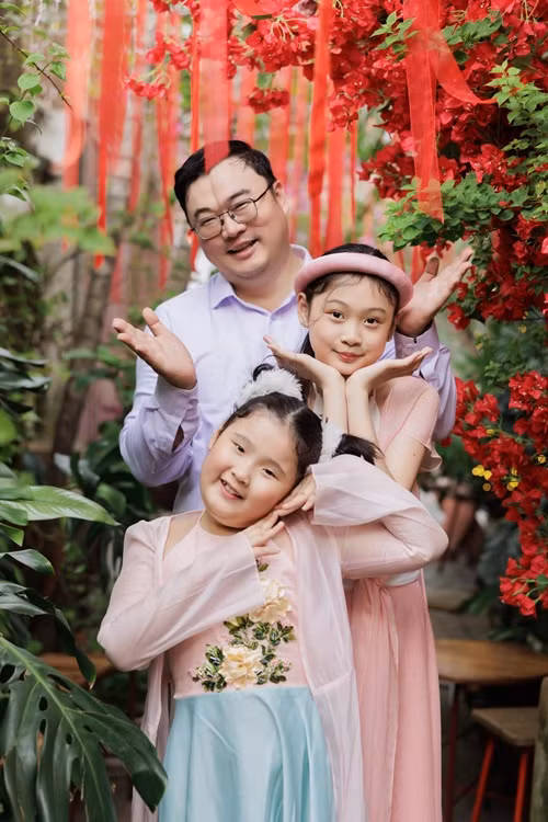 Chồng Hương Giang rất yêu chiều vợ con.