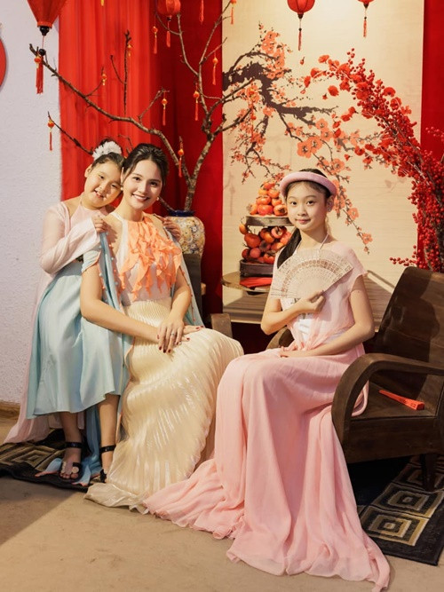 Vợ chồng Hương Giang sống ở Việt Nam, thi thoảng về Trung Quốc.