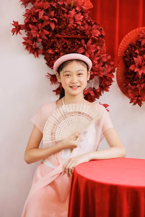 Tiểu Panda diện áo dài tứ thân cách tân.