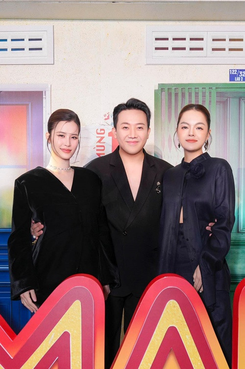 Đông Nhi diện váy tông đen rộng thùng thình khi đến mừng phim của Trấn Thành ra mắt.