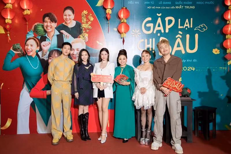 Tại sự kiện ra mắt phim của Diệu Nhi, Đông Nhi khéo dùng phụ kiện che bụng bầu.