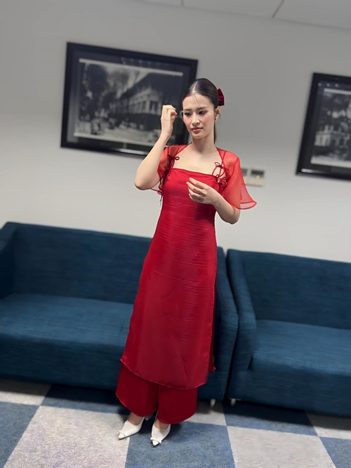 Trợ lý đăng tải loạt outfit Đông Nhi khi chạy show. "Tổng hợp những bộ đồ sự kiện tưởng lồi nhưng không biết có lồi không suốt 3 tháng qua. Xác nhận mập không phải hoàn toàn do mỡ", người này viết.