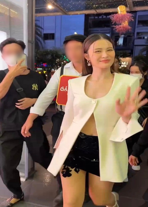 Khi vòng hai vẫn chưa nhô cao, nữ ca sĩ không ngần ngại diện trang phục hở eo.