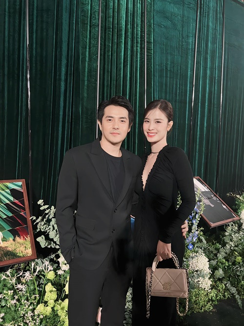 Nữ ca sĩ chuộng mặc trang phục tông đen.