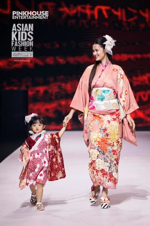 Đông Nhi giấu bụng bầu trong trang phục kimono khi diễn thời trang cùng con gái.
