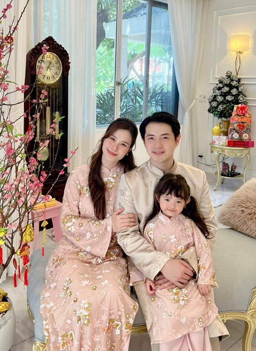 Nữ ca sĩ đăng ảnh diện áo dài rộng bên chồng con dịp Tết.