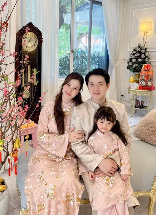 Nữ ca sĩ đăng ảnh diện áo dài rộng bên chồng con dịp Tết.