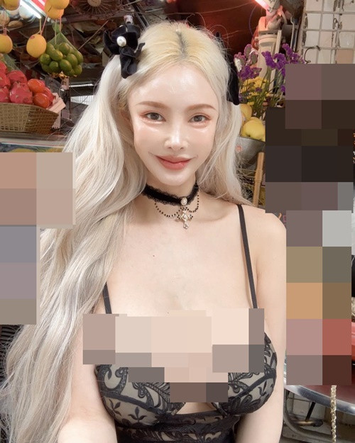 Gu thời trang của Karen khá táo bạo. Khi đi chợ, cô chẳng ngại ngần diện đồ xẻ ngực sâu khoe đôi gò bồng đảo “khủng”.