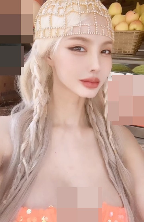 Dù bị chỉ trích mặc phản cảm, Karen dường như chẳng để tâm. Hot girl xinh đẹp vẫn đăng tải những hình ảnh hở táo bạo nơi đông người.