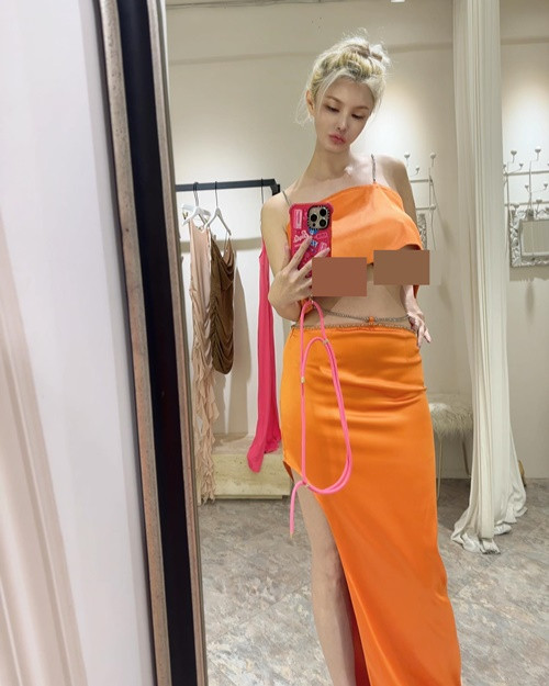 Karen diện váy, không nội y khi đi mua sắm.