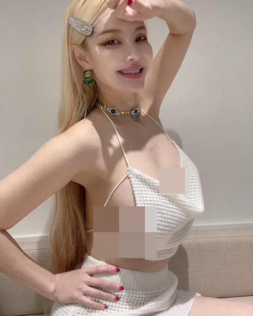 Sở hữu vòng một “khủng” dù thân hình nhỏ nhắn, Karen vướng nghi vấn nâng ngực.