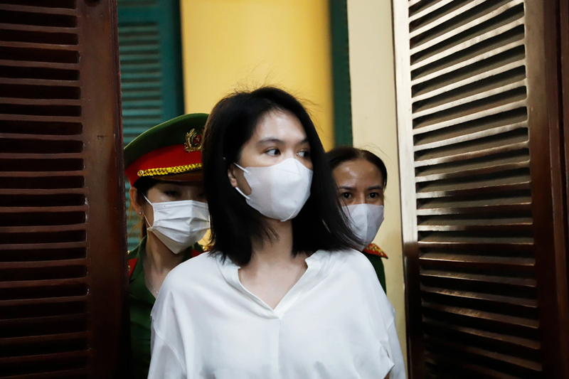 Ngọc Trinh cố tỏ ra bình tĩnh. Ảnh: Giao Thông.