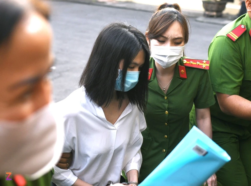 Cô mặc áo sơ mi trắng đơn giản. Ảnh: Znews.