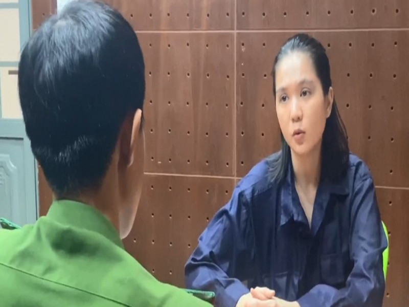 Chân dài gốc Trà Vinh để mặt mộc, trông tiều tụy. Cô bày tỏ sự ăn năn: “Tôi hy vọng là mọi người sẽ luôn tuân thủ quy định của Luật Giao thông và đừng bao giờ học tập và bắt chước những hành động sai trái của tôi đã làm như vừa qua. Tôi cũng hy vọng là sẽ nhận được sự khoan hồng của luật pháp Việt Nam”. Ảnh: Công An Nhân Dân Online.