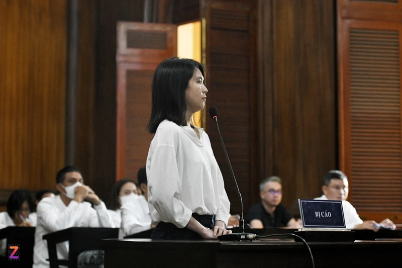 Ngọc Trinh tháo khẩu trang, để lộ gương mặt mộc. Ảnh: Znews.