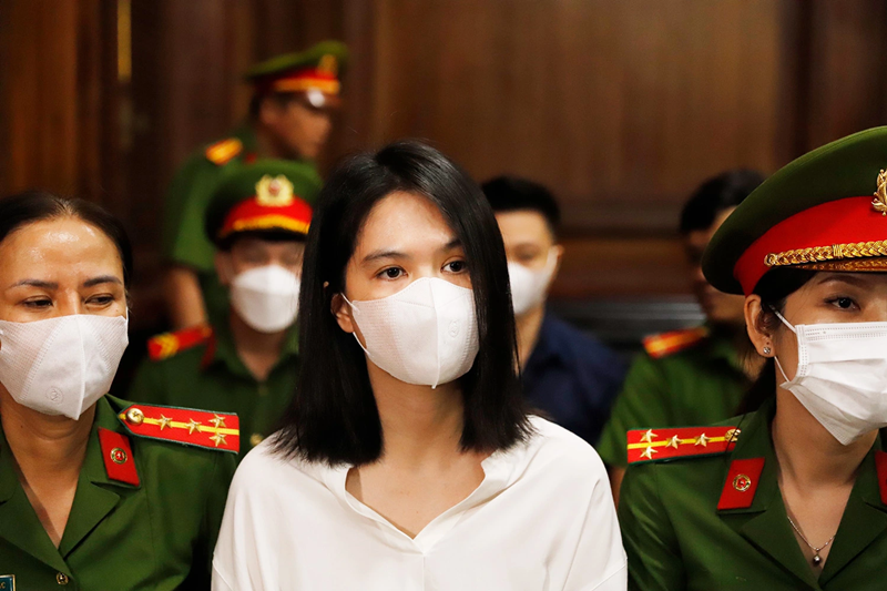 Nữ người mẫu đeo khẩu trang từ trên xe áp giải đến phòng xử án. Ảnh: Giao Thông.