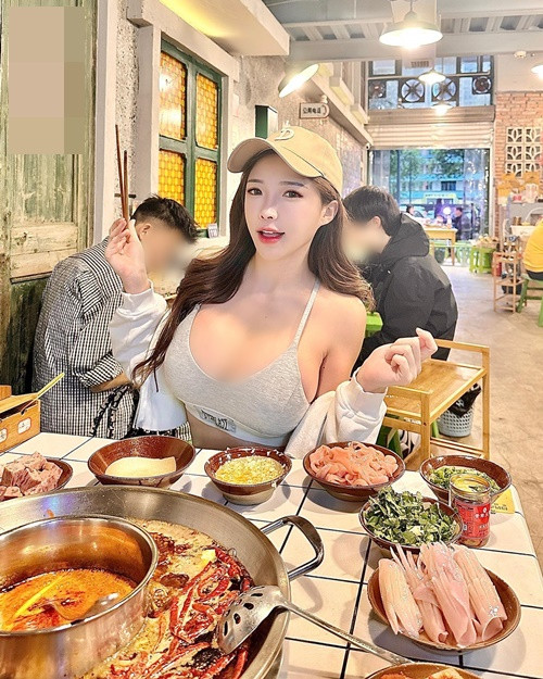Cô nàng kéo áo khoe nội y khi đi ăn lẩu.