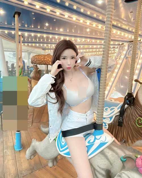 Nữ DJ sinh năm 1997 mặc nội y, quần short khi chơi đu quay.