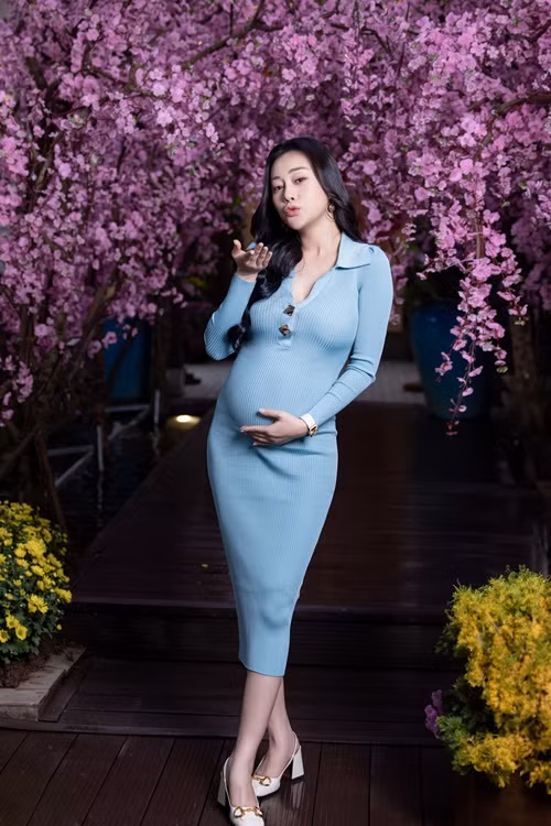 Khi một cư dân mạng bình luận cho rằng Phương Oanh nên mặc đồ rộng rãi khi mang bầu, nữ diễn viên đáp lại: "Oanh mặc thế này cũng thấy rất thoải mái ạ! Quan trọng là chất vải nàng ạ, chứ bầu bì mặc không thoải mái chịu sao được". Ảnh: Vietnamnet.