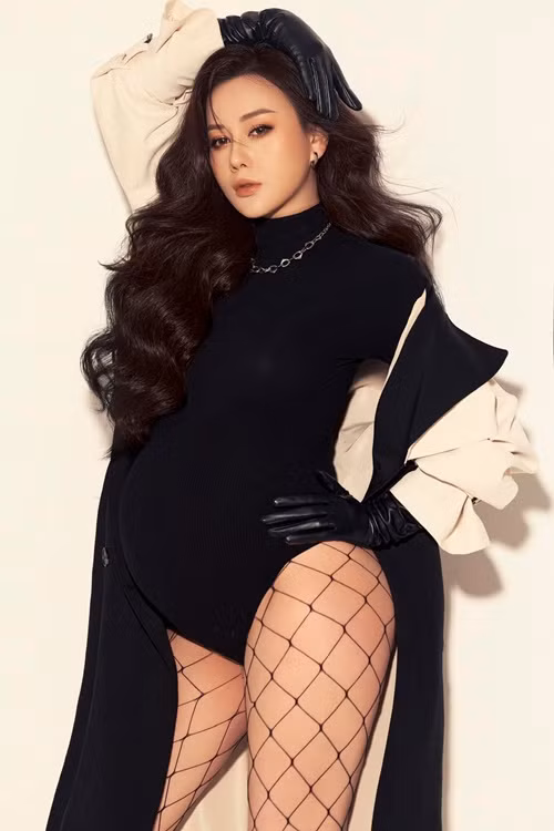 “Ba bau” Phuong Oanh khoe duong cong quyen ru voi bodysuit