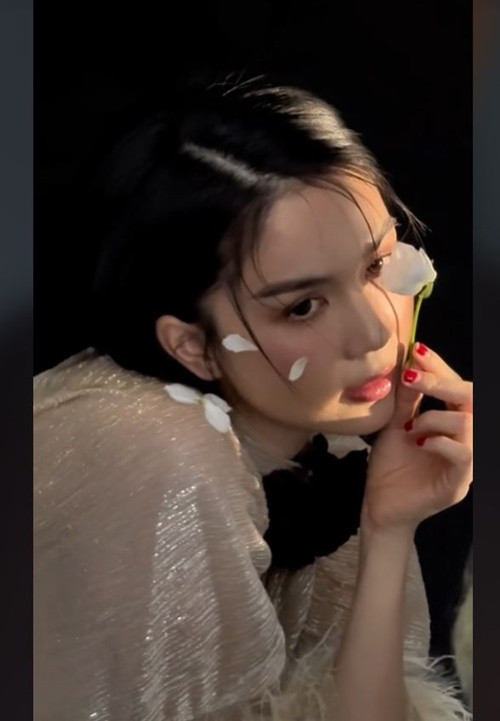 Nữ người mẫu cho biết, ê-kíp của mình nói thèm cảm giác cầm máy quay cho cô.