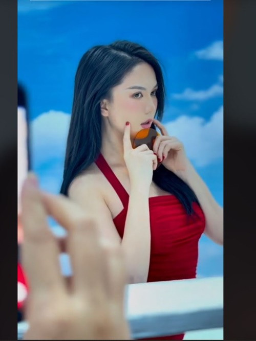 Bộ ảnh mới của Ngọc Trinh mang phong cách nhẹ nhàng.