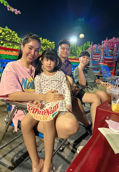 Ban đầu, mẹ của Trung Kiên không ủng hộ mối quan hệ giữa con trai và Lê Phương bởi nữ diễn viên hơn Trung Kiên 7 tuổi và có con trai riêng. Tuy nhiên, sau đó, mẹ chồng thương cô hơn cả Trung Kiên.