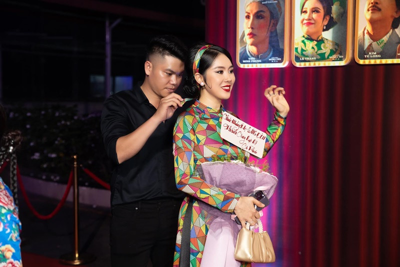 Nam ca sĩ không ngại nấu cơm mang lên trường quay cho vợ. Trung Kiên còn sẵn sàng may váy, giặt giũ, chăm sóc các con giúp bà xã. Chồng trẻ của Lê Phương cũng nhiệt tình hộ tống vợ đi khắp mọi nơi từ đi dự sự kiện, đóng phim hay đi gặp gỡ bạn bè.