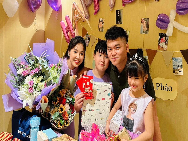 Lê Phương tiết lộ, bố mẹ chồng của cô còn rất yêu thương con riêng của cô. Theo lời nữ diễn viên, nhiều lúc cô la con trai còn bị bố mẹ chồng mắng ngược lại.