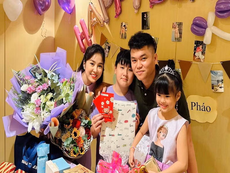 Lê Phương tiết lộ, bố mẹ chồng của cô còn rất yêu thương con riêng của cô. Theo lời nữ diễn viên, nhiều lúc cô la con trai còn bị bố mẹ chồng mắng ngược lại.