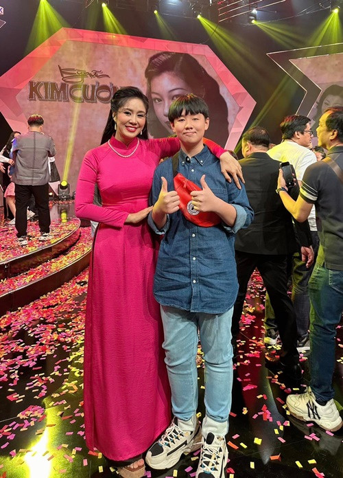 Con trai Lê Phương lớn phổng phao, cao gần bằng mẹ.