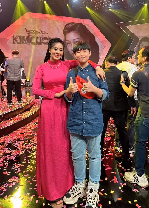 Con trai Lê Phương lớn phổng phao, cao gần bằng mẹ.